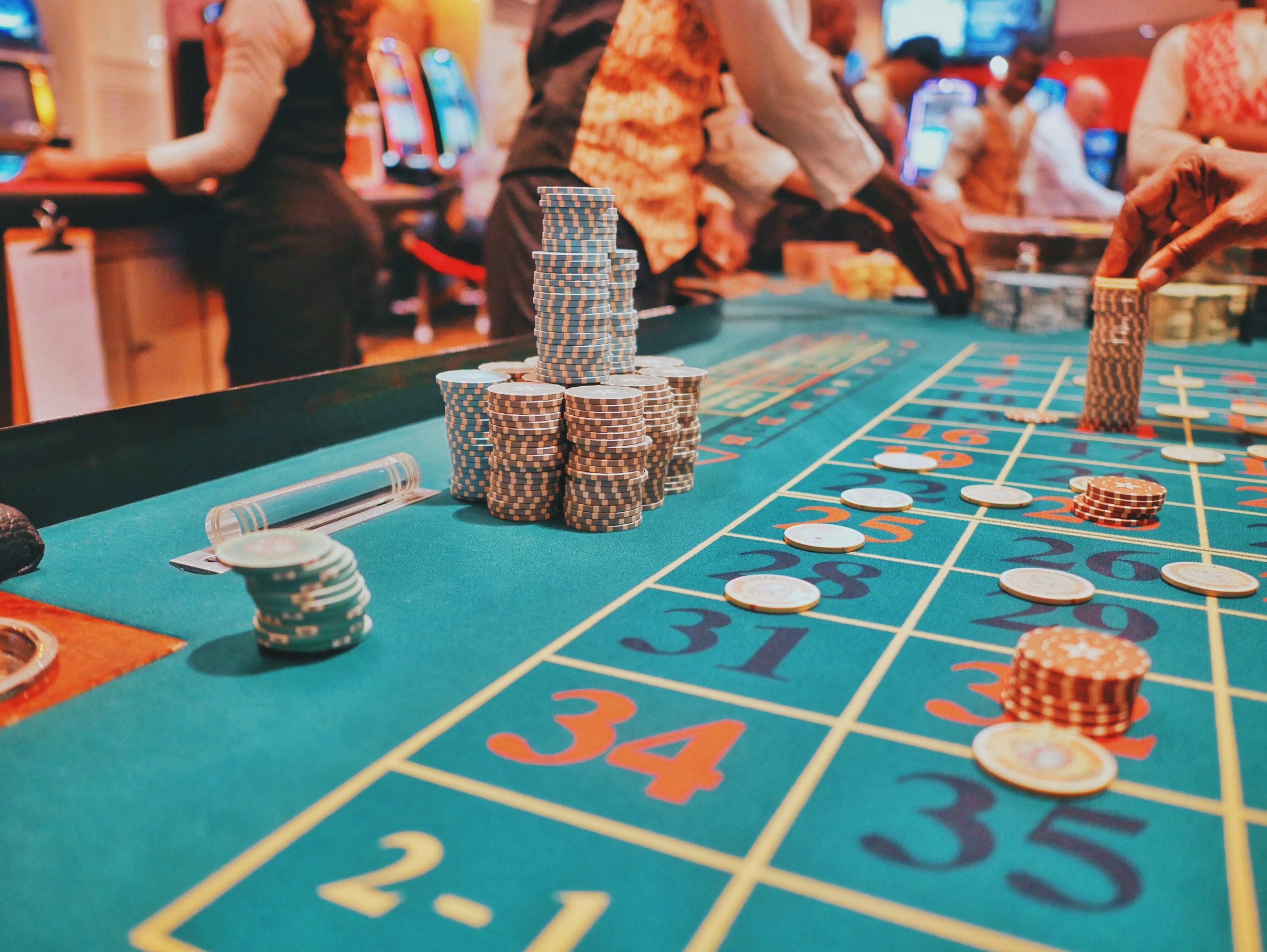 Aplikasi mobile gobertoto menampilkan meja live-dealer dan sportsbook di layar Android